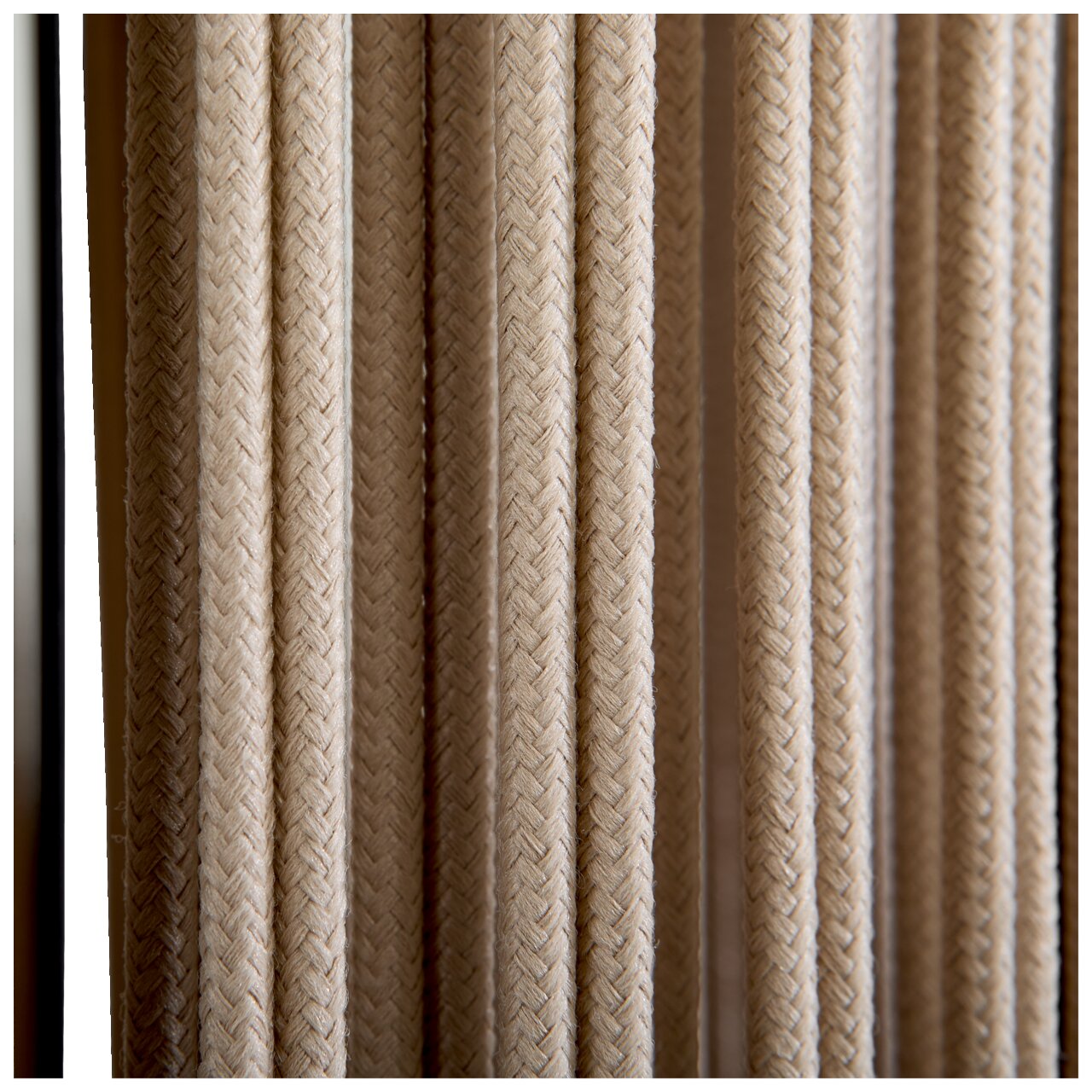 Nahaufnahme von geflochtenen Seilen in vertikaler Anordnung, seitliche Perspektive