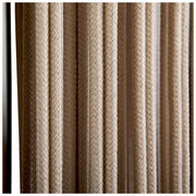 Nahaufnahme von geflochtenen Seilen in vertikaler Anordnung, seitliche Perspektive