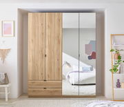4-türiger Kleiderschrank aus Holz mit zwei Spiegeltüren, frontal fotografiert in einem modernen Schlafzimmer.