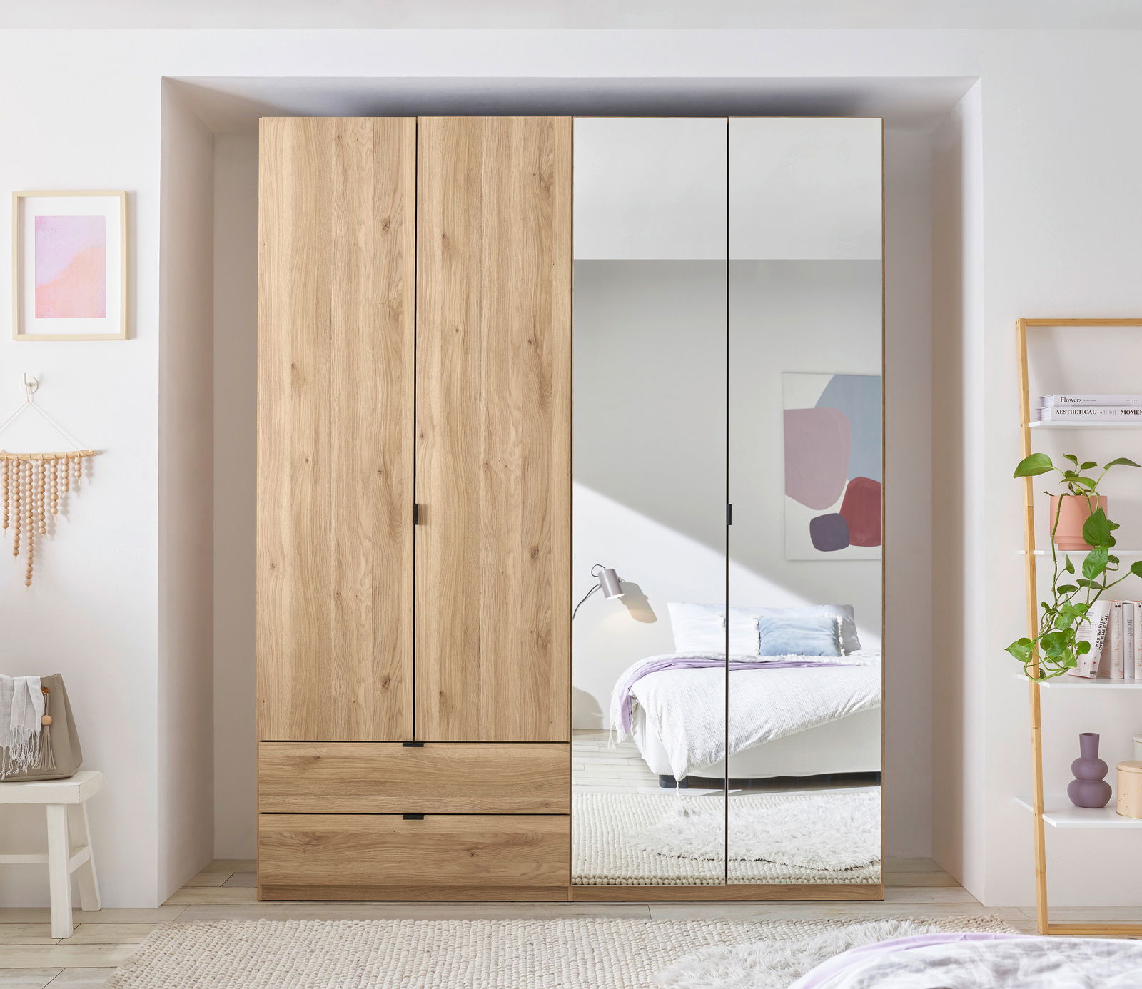 4-türiger Kleiderschrank aus Holz mit zwei Spiegeltüren, frontal fotografiert in einem modernen Schlafzimmer.