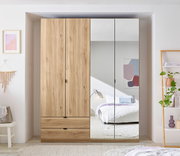 4-türiger Kleiderschrank aus Holz mit zwei Spiegeltüren, frontal fotografiert in einem modernen Schlafzimmer.