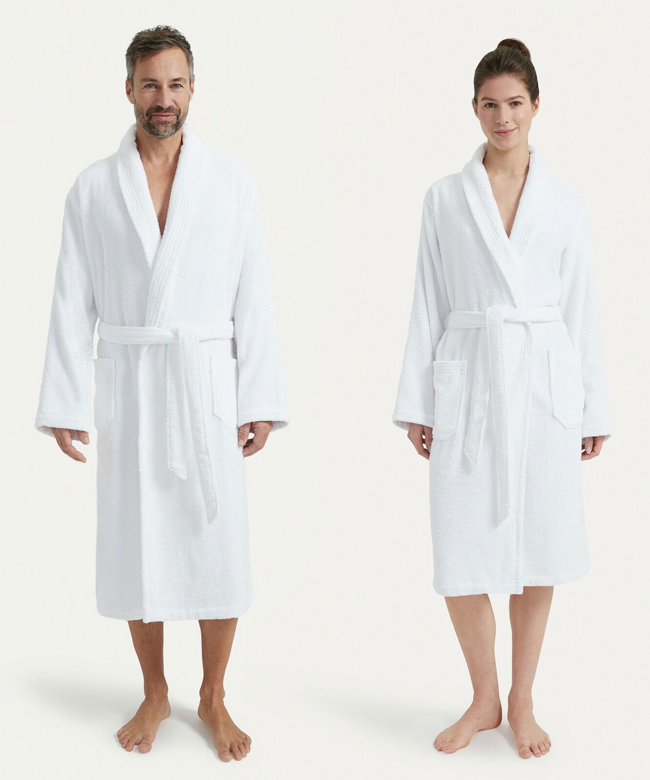 Zwei Personen in weißen Bademänteln mit Schalkragen, frontal fotografiert.
