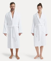 Twee personen in witte badjassen met sjaalkraag, van voren gefotografeerd.