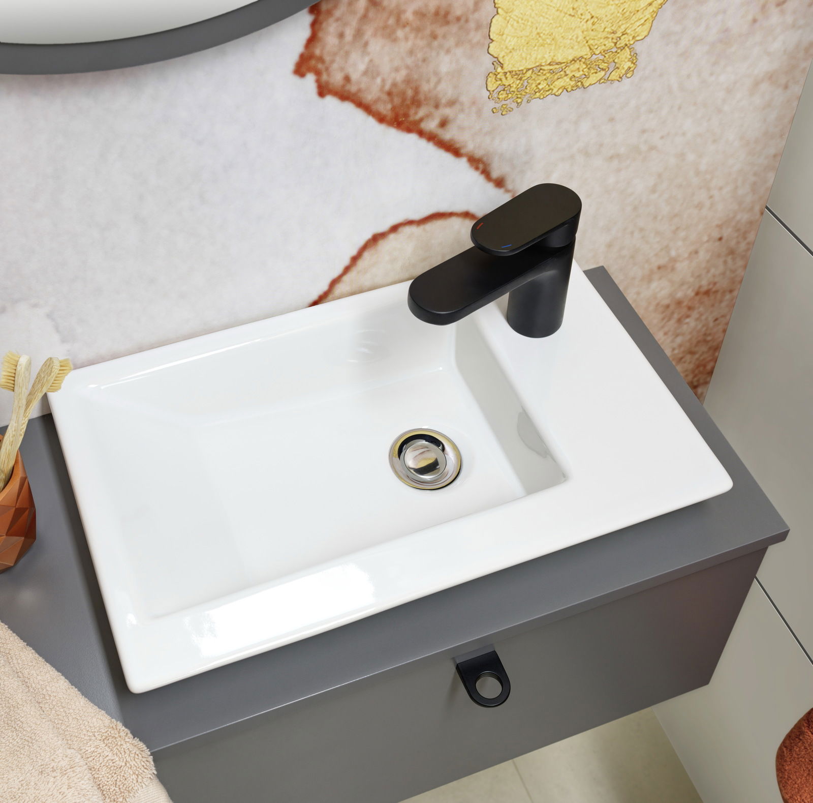 Stylife Waschtisch-Set NEILA Moderner Waschtisch mit schwarzem Wasserhahn, aus der Vogelperspektive fotografiert.