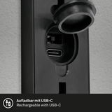 Nahaufnahme einer schwarzen Akku-Außenwandleuchte mit USB-C-Anschluss, perspektivisch von der Seite.