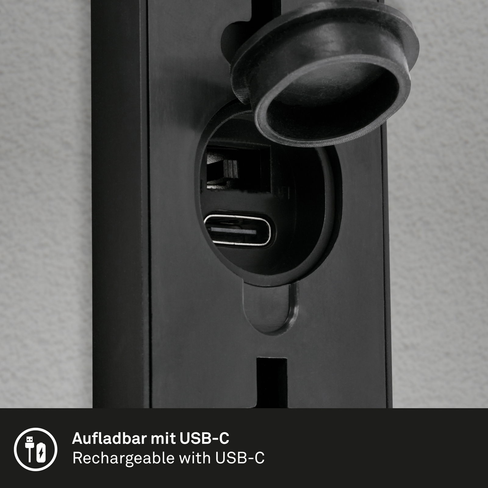 Nahaufnahme einer schwarzen Akku-Außenwandleuchte mit USB-C-Anschluss, perspektivisch von der Seite.