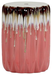 Runder Keramik-Hocker/Beistelltisch in Korallrosa mit weißer Oberseite und braun-beiger Tropfglasur, geriffelter Korpus, freigestellt vor weißem Hintergrund, Frontansicht leicht von oben