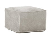 Beige, kubusvormige zitpoef met stoffen bekleding en biezen, vrijstaand op een witte achtergrond, in een schuin vooraanzicht van bovenaf