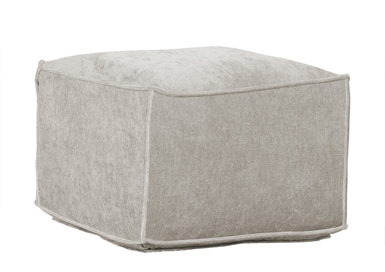 Beige, kubusvormige zitpoef met stoffen bekleding en biezen, vrijstaand op een witte achtergrond, in een schuin vooraanzicht van bovenaf