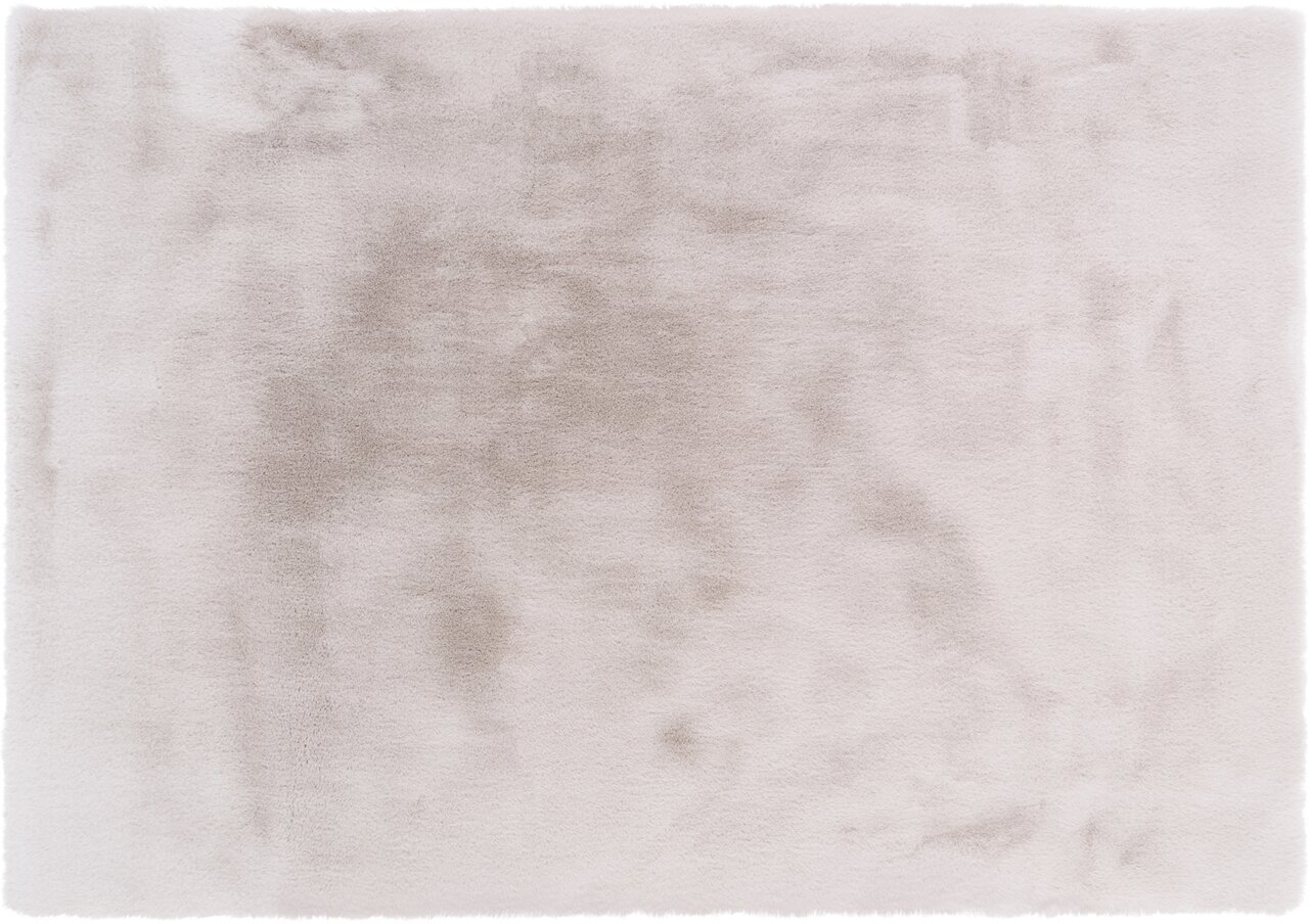 Fellteppich in sanftem Beige, aus der Vogelperspektive fotografiert, mit weicher und flauschiger Textur.