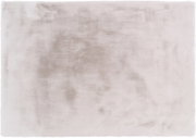 Fellteppich in sanftem Beige, aus der Vogelperspektive fotografiert, mit weicher und flauschiger Textur.