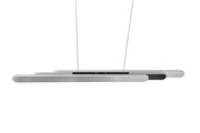 Moderne Pendelleuchte Helios in seitlicher Ansicht mit zwei parallel verlaufenden, länglichen Leuchtelementen in silberner und schwarzer Farbe, aufgehängt an dünnen Kabeln.