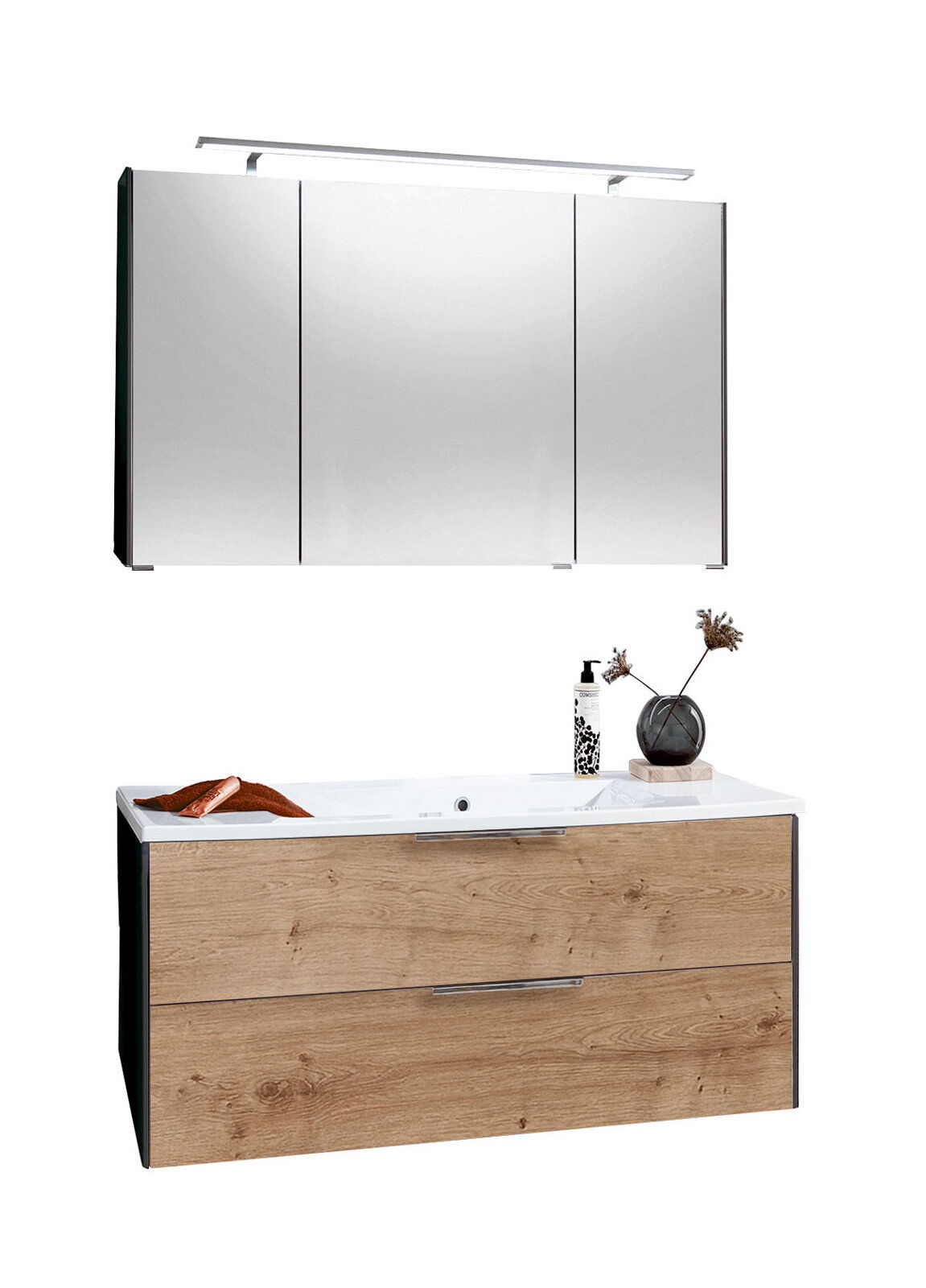 Moderne Badkombination mit Spiegelschrank und Waschtisch in Holzoptik, frontal abgebildet.