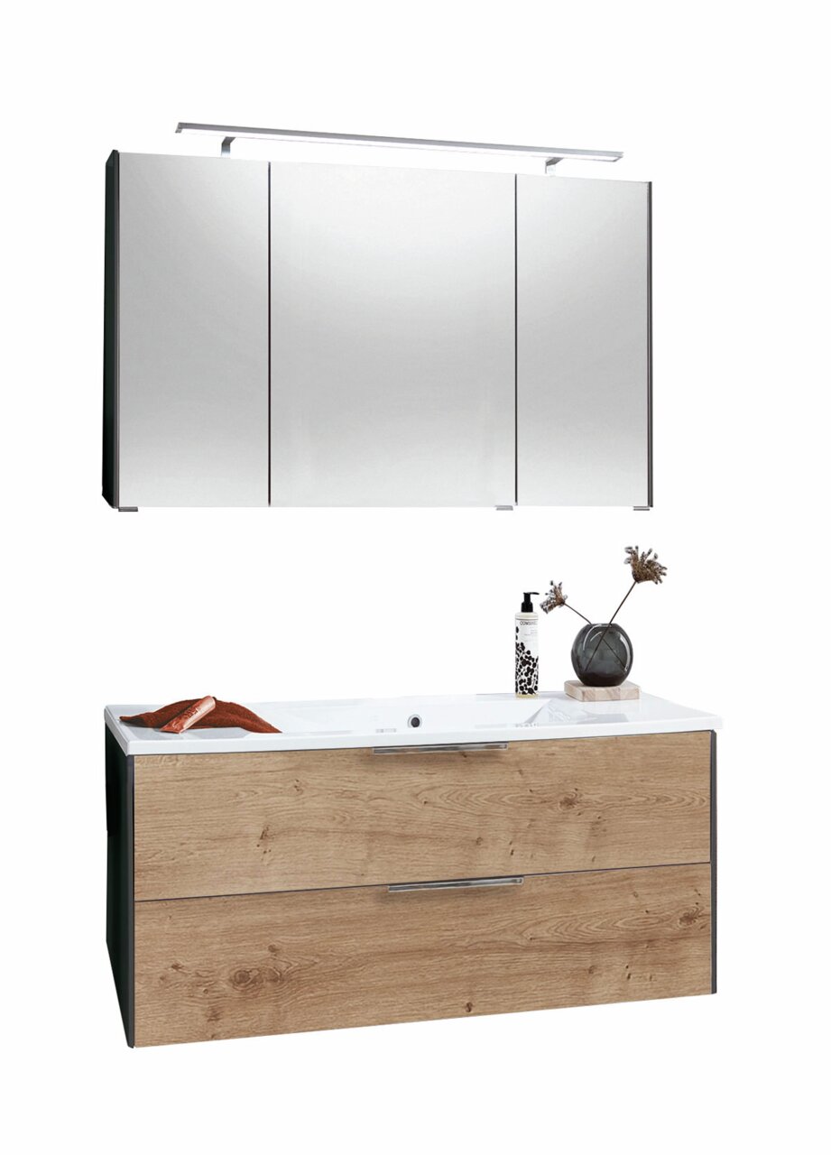Moderne badkamercombinatie met spiegelkast en wastafel in houtlook, afgebeeld in vooraanzicht.