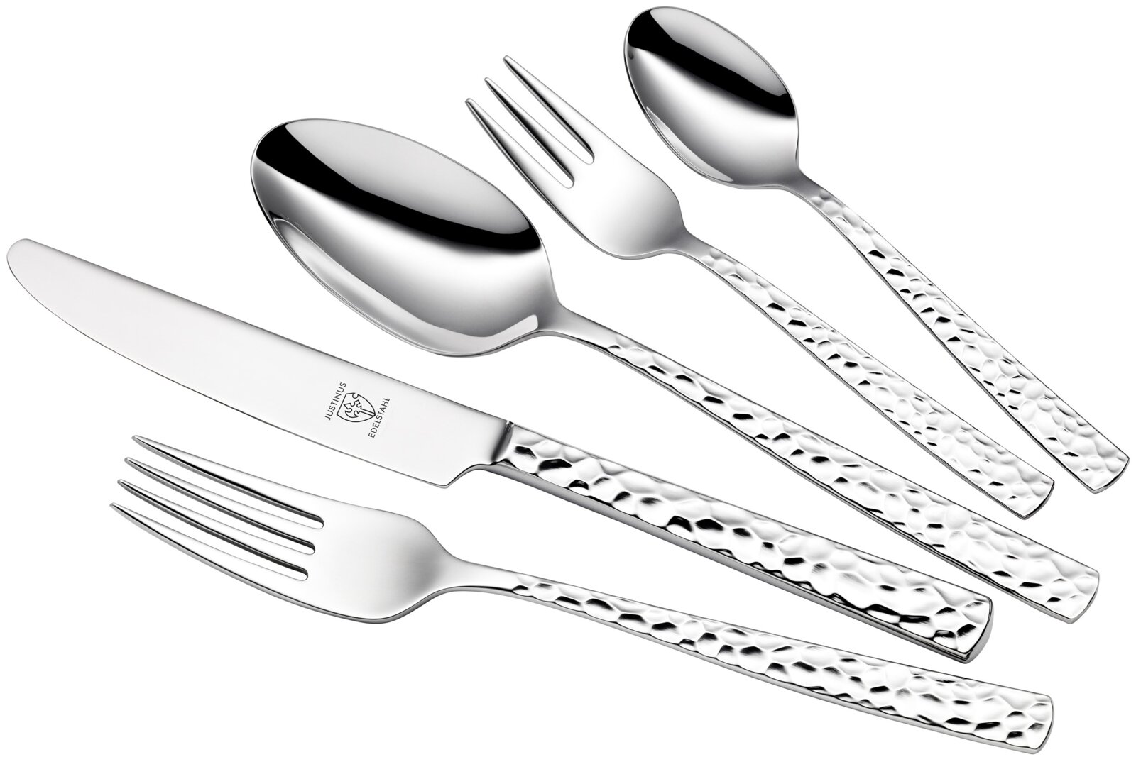 Poliertes Edelstahl-Besteckset mit gehämmerten Griffen (Messer, Gabeln und Löffel), schräg von oben in Draufsicht auf weißem Hintergrund