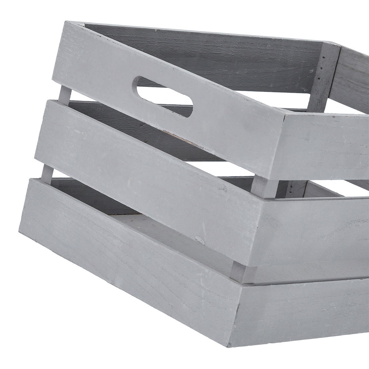 Graue Holz-Aufbewahrungskiste mit seitlichem Griff, perspektivisch von der Seite fotografiert.