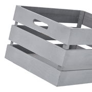 Graue Holz-Aufbewahrungskiste mit seitlichem Griff, perspektivisch von der Seite fotografiert.