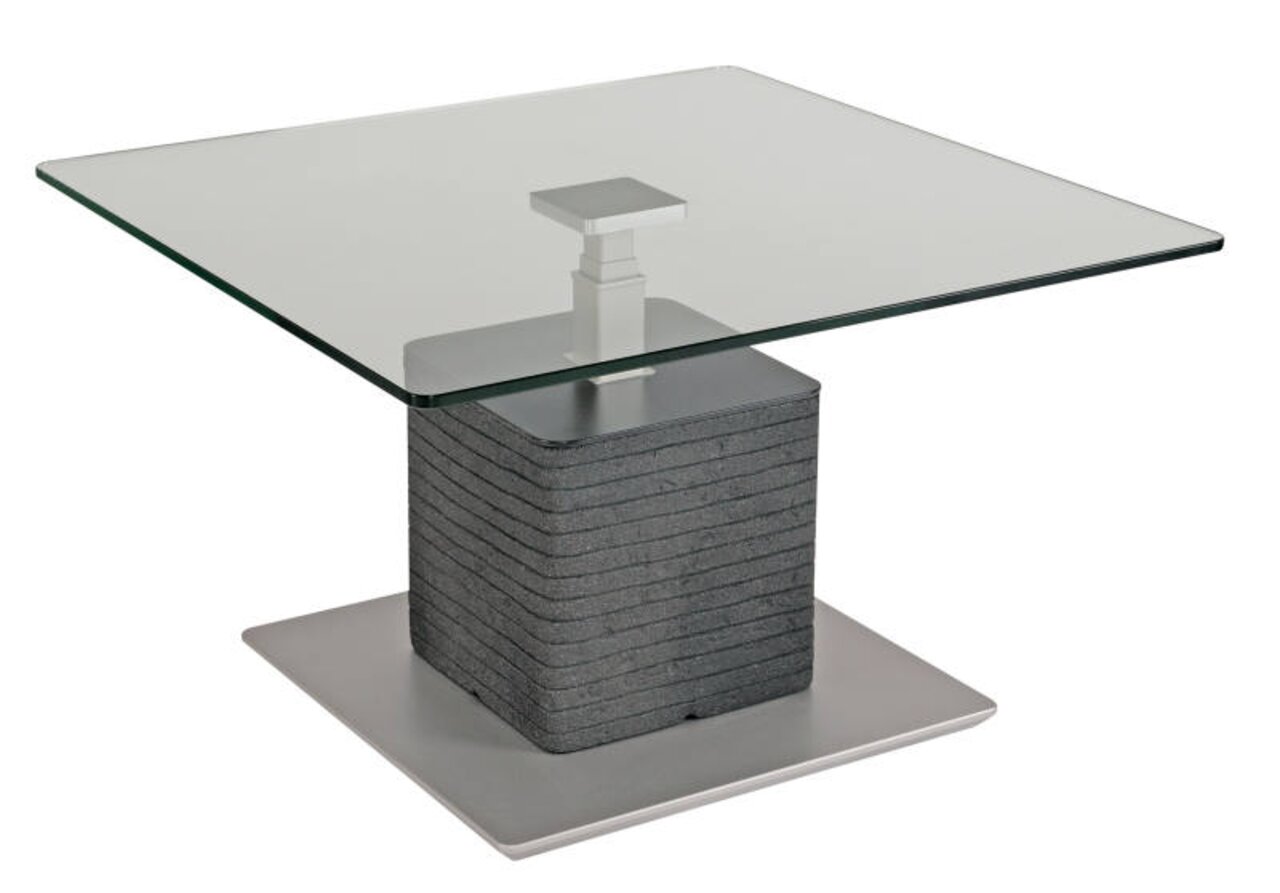 Moderne salontafel met vierkant glazen blad en stevige, gelaagde voet van grijs materiaal, zijaanzicht.