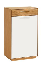 Hoge houten kast met witte deur en bovenlade met geribbelde houten fronten en metalen handgrepen, gefotografeerd in driekwart vooraanzicht van links op een witte achtergrond