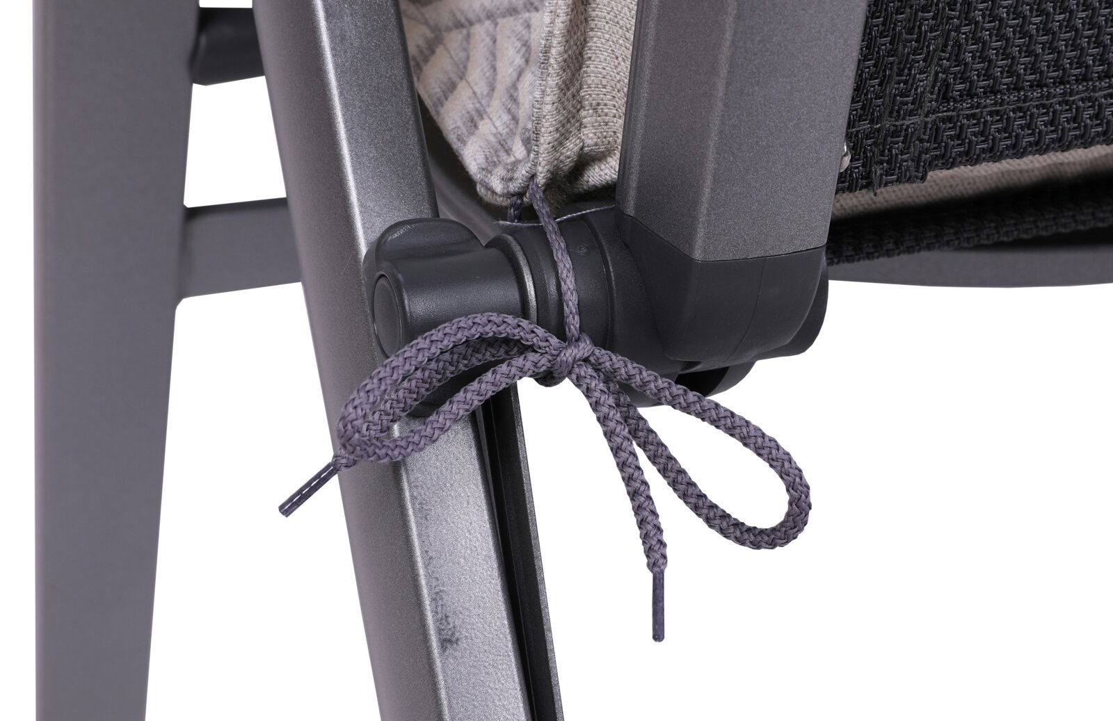 Detailaufnahme aus seitlicher Perspektive: graues Kordelband zur Befestigung eines Sitzkissens an einem anthrazitfarbenen Gartenstuhlgestell mit schwarzem Geflecht.