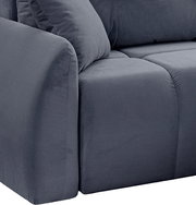 Nahaufnahme eines grauen Eckschlafsofas mit gerippter Textur, Ansicht von der rechten Seite.