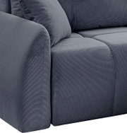 Nahaufnahme eines grauen Eckschlafsofas mit gerippter Textur, Ansicht von der rechten Seite.