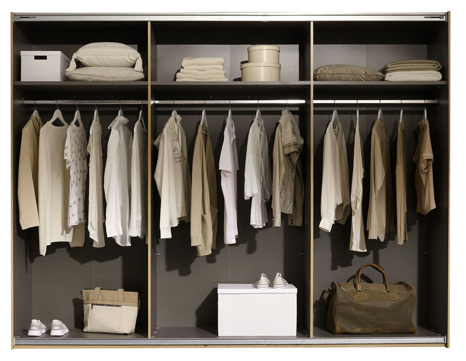 Schwebetürenschrank 2-türig, frontal geöffnet, mit Kleidung und Accessoires gefüllt.