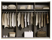 Schwebetürenschrank 2-türig, frontal geöffnet, mit Kleidung und Accessoires gefüllt.