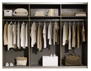 Schwebetürenschrank 2-türig, frontal geöffnet, mit Kleidung und Accessoires gefüllt.