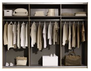 Schwebetürenschrank 2-türig, frontal geöffnet, mit Kleidung und Accessoires gefüllt.