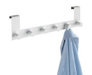Türgarderobe Celano aus Metall mit fünf Haken, an der ein blaues Handtuch hängt, seitliche Perspektive