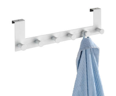 Türgarderobe Celano aus Metall mit fünf Haken, an der ein blaues Handtuch hängt, seitliche Perspektive