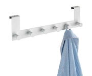 Türgarderobe Celano aus Metall mit fünf Haken, an der ein blaues Handtuch hängt, seitliche Perspektive