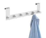 Türgarderobe Celano aus Metall mit fünf Haken, an der ein blaues Handtuch hängt, seitliche Perspektive