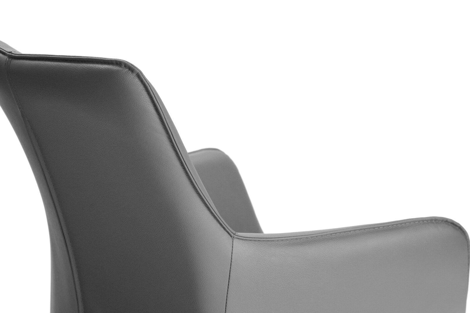 Close-up van een grijze leren fauteuil, gezien vanaf de zijkant