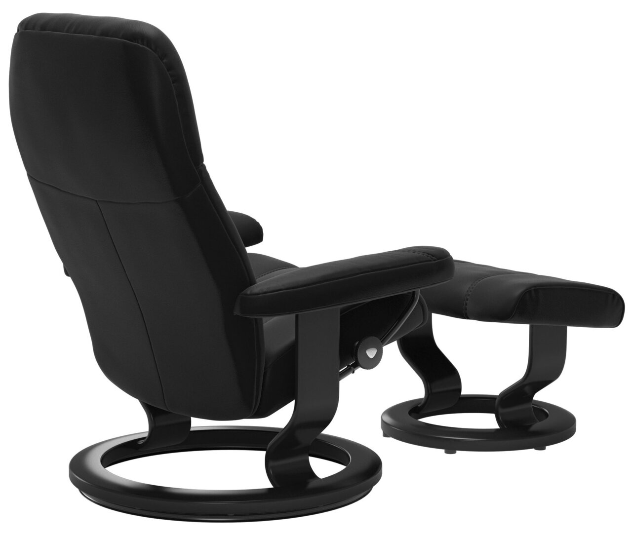 Achterkant van een zwarte fauteuil met bijpassende voetenbank, beide met ronde poten.