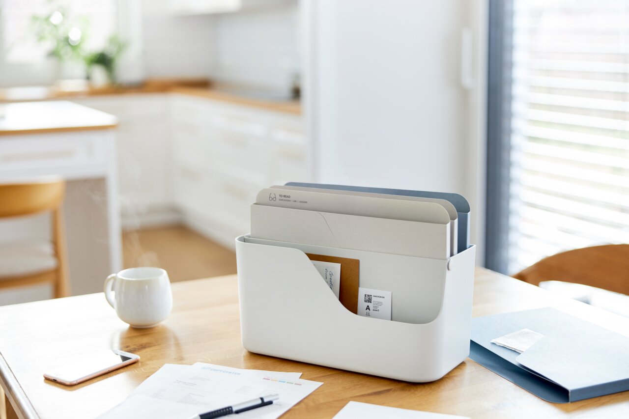 Moderner Dokumentenorganizer in einem hellen Raum, seitliche Perspektive.