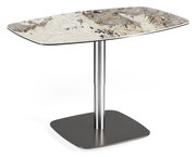 Moderner Couchtisch mit rechteckiger Marmorplatte und Metallfuß, seitliche Perspektive