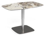 Moderner Couchtisch mit rechteckiger Marmorplatte und Metallfuß, seitliche Perspektive