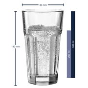 Longdrinkbecher ROCK aus Glas, gefüllt mit sprudelndem Wasser, seitliche Ansicht, 80 mm Durchmesser, 140 mm Höhe, 340 ml Fassungsvermögen.