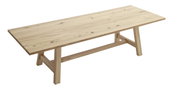 Houten tafel in lichte eikenlook, schuin van bovenaf gefotografeerd