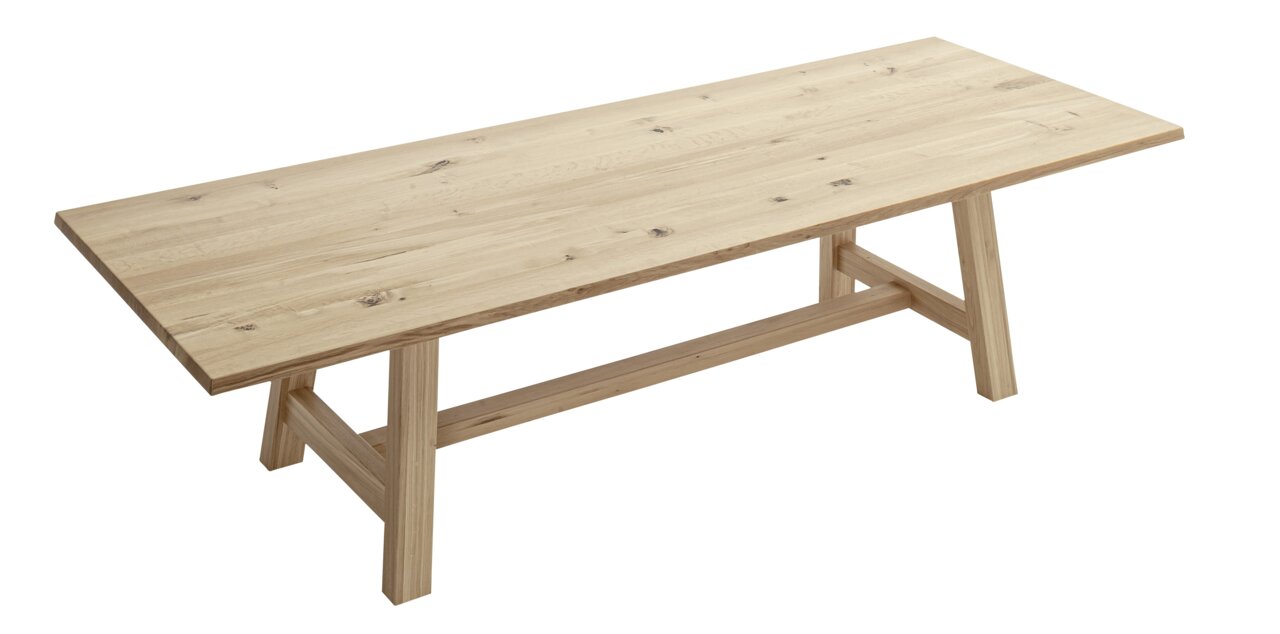 Houten tafel in lichte eikenlook, schuin van bovenaf gefotografeerd