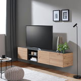 TV-Hängelowboard aus Holz mit modernem Design, an der Wand montiert, mit einem Fernseher darauf. Perspektive von schräg vorne.