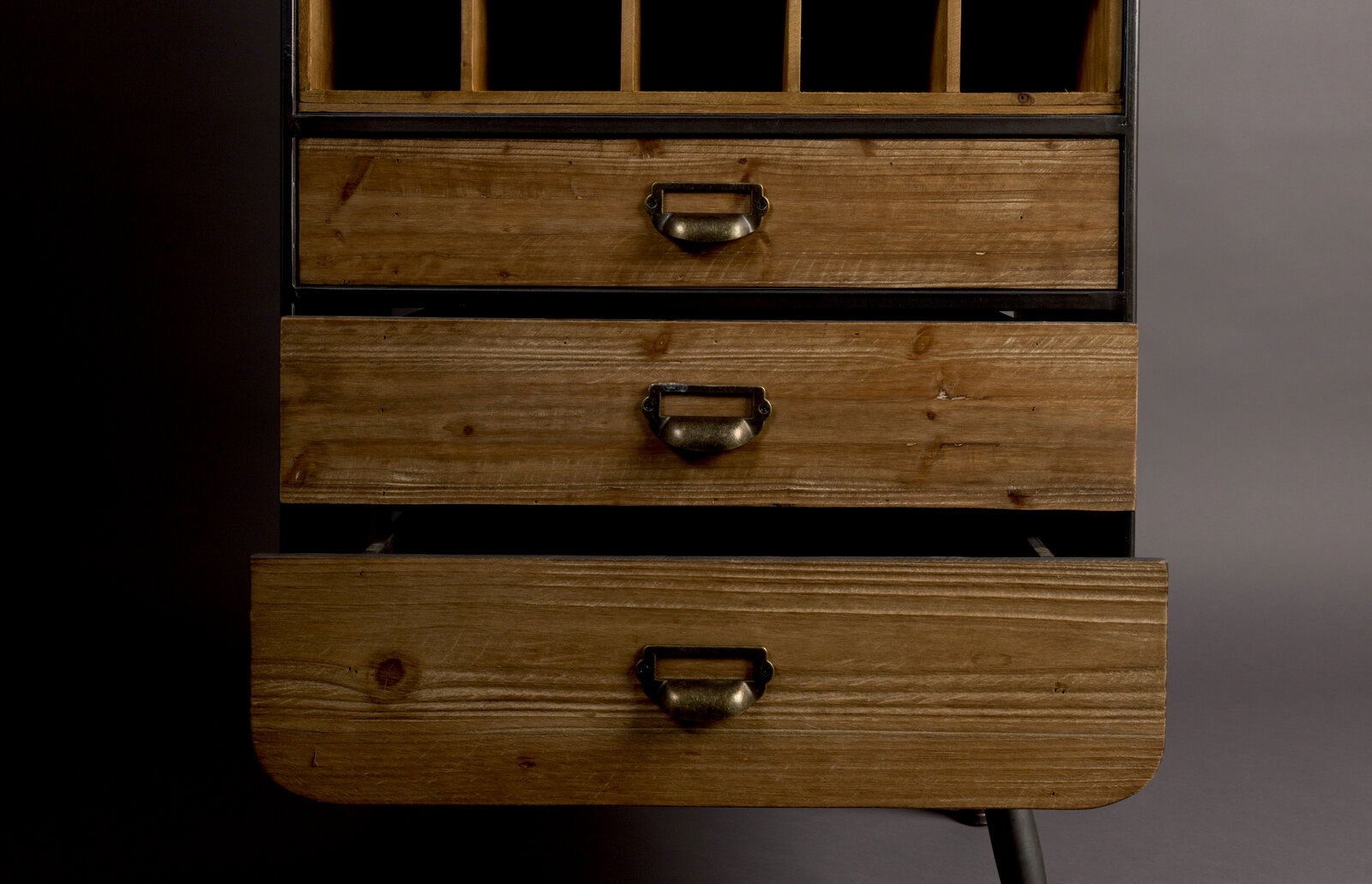 Frontale Ansicht eines Weinregals mit drei Holzschubladen und mehreren Fächern für Flaschen.