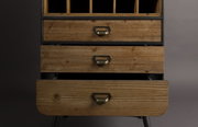 Frontale Ansicht eines Weinregals mit drei Holzschubladen und mehreren Fächern für Flaschen.
