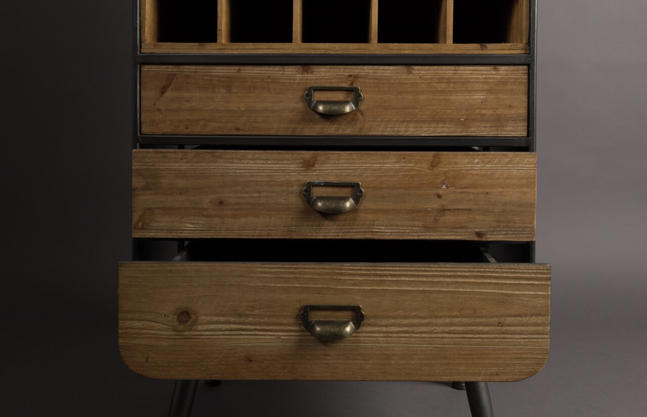 Frontale Ansicht eines Weinregals mit drei Holzschubladen und mehreren Fächern für Flaschen.