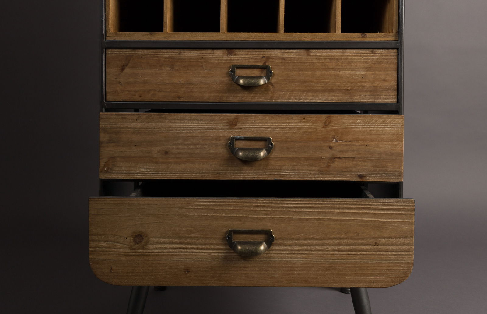 Frontale Ansicht eines Weinregals mit drei Holzschubladen und mehreren Fächern für Flaschen.