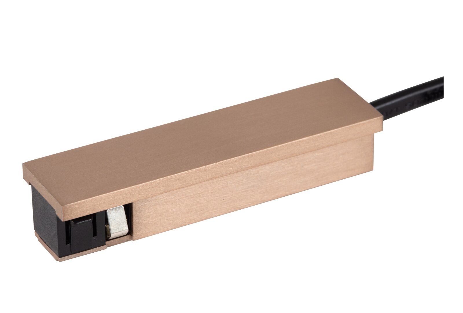 Rechthoekige koperkleurige elektrische module met zwarte kabel, productfoto in schuin zijaanzicht op witte achtergrond
