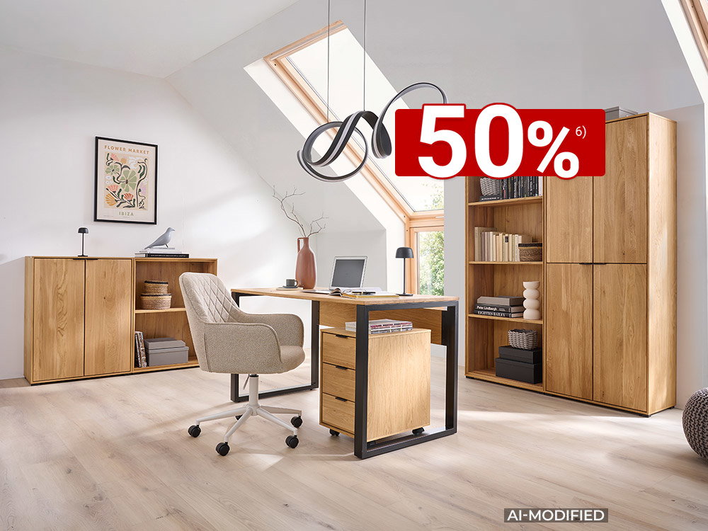 Lichtdurchflutetes Büro mit hohen Decken und Dachfenstern, modernen Holzmöbeln und einem Schreibtisch in der Mitte.