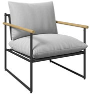 Moderner Gartenstuhl mit hellgrauen Kissen, schwarzem Metallrahmen und Holzarmlehnen, seitliche Perspektive